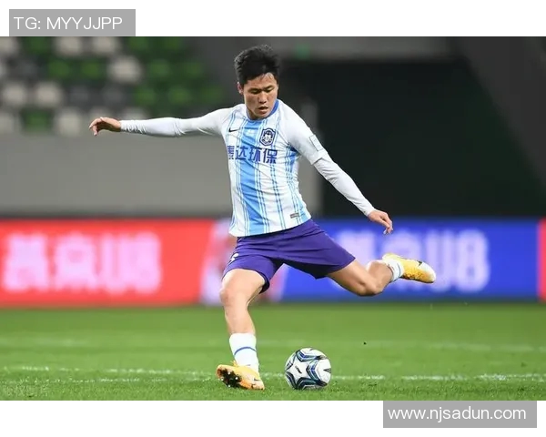 泰达国安激战正酣宋岳盘带技艺尽显球场风采 泰达国安激战正酣宋岳盘带技艺尽显球场风采