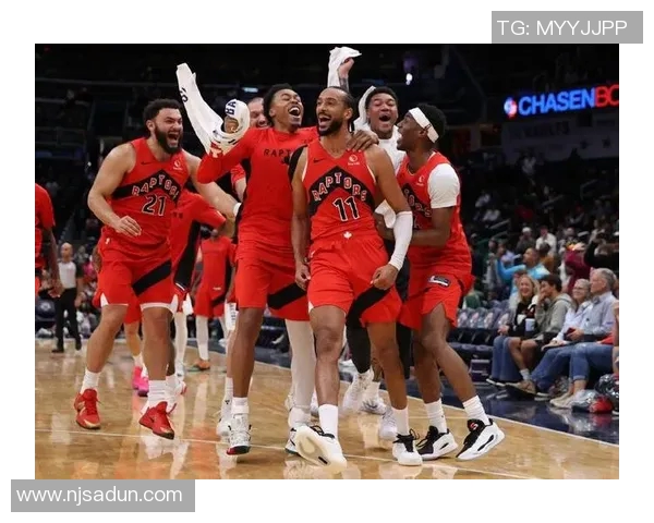 雄鹿与猛龙激战正酣黑白直播带你领略精彩瞬间 雄鹿与猛龙激战正酣黑白直播带你领略精彩瞬间