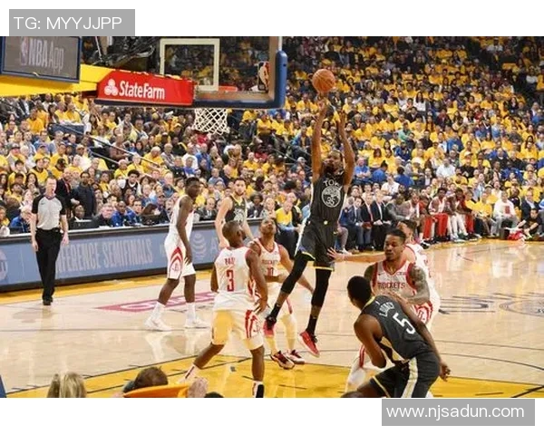 勇士队在主场以139比115战胜奇才队展现强大实力与团队配合 勇士队在主场以139比115战胜奇才队展现强大实力与团队配合